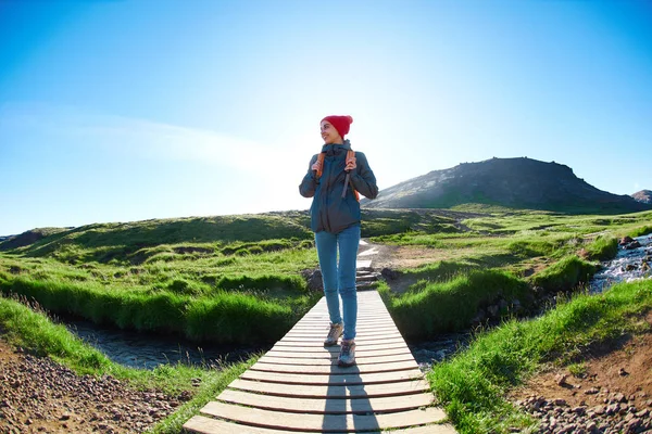 Nainen matkustaa kävellä laaksossa joen Hveragerdi Islanti — kuvapankkivalokuva