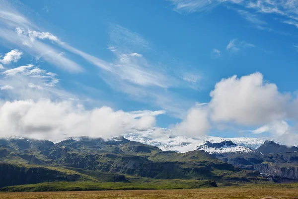 Volcán Vatna cubierto de nieve y hielo sobre fondo . — Foto de Stock