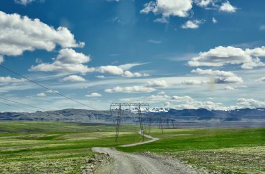 yolda bir parlak güneşli dağ manzarası