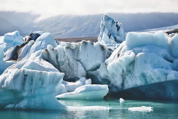 Beautiful cold landscape picture of icelandic glacier lagoon bay, — Stock Photo, Image