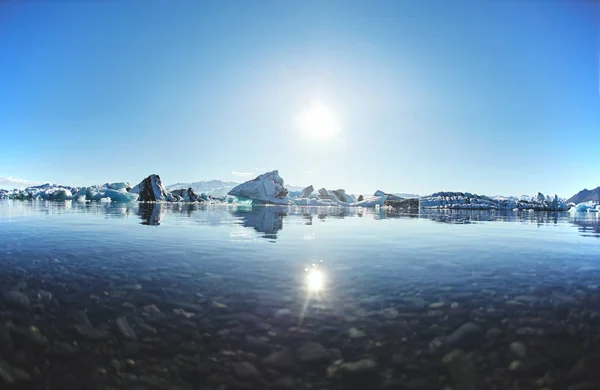 Prachtige koude landschap foto van ijzige gletsjer lagune baai, — Stockfoto