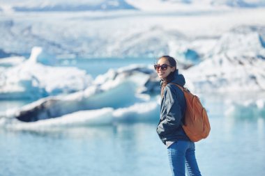 İzlanda'daki buz Lagoon çantada kadınla