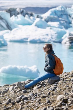 İzlanda'daki buz Lagoon çantada kadınla