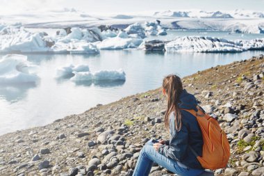 İzlanda'daki buz Lagoon çantada kadınla
