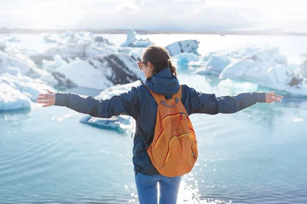 Femme avec sac à dos en lagune de glace en Islande — Photo