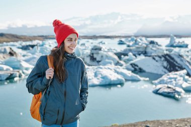 İzlanda'daki buz Lagoon çantada kadınla