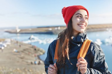 İzlanda'daki buz Lagoon çantada kadınla