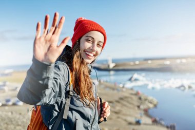 İzlanda'daki buz Lagoon çantada kadınla