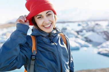 İzlanda'daki buz Lagoon çantada kadınla