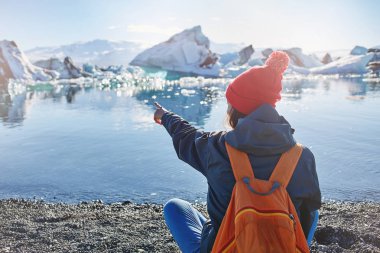 İzlanda'daki buz Lagoon çantada kadınla