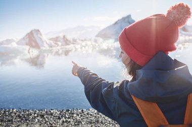 İzlanda'daki buz Lagoon çantada kadınla
