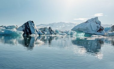 İzlanda Buzul Koyu 'nun güzel soğuk manzara resmi,