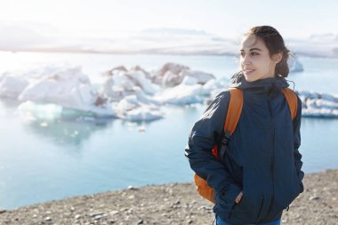 İzlanda'daki buz Lagoon çantada kadınla