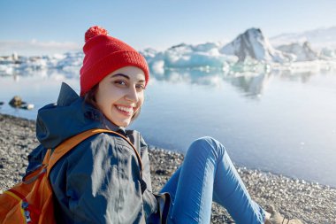 İzlanda'daki buz Lagoon çantada kadınla