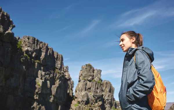 Fiatal nő természetjáró túra a gyönyörű hegyek — Stock Fotó