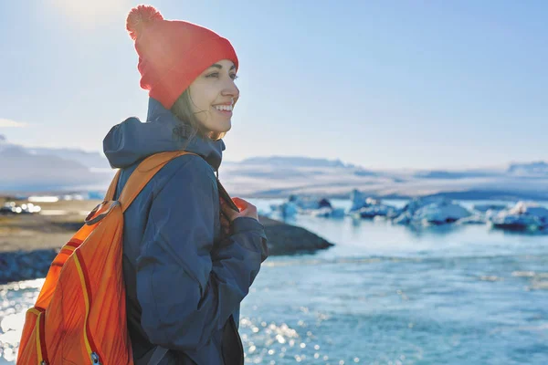 Γυναίκα με το σακίδιο στη λιμνοθάλασσα πάγου στην Ισλανδία — Φωτογραφία Αρχείου