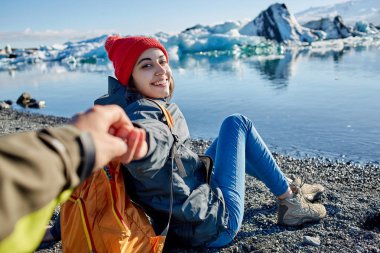 İzlanda'daki buz Lagoon çantada kadınla