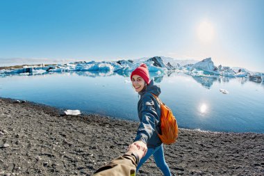 İzlanda'daki buz Lagoon çantada kadınla