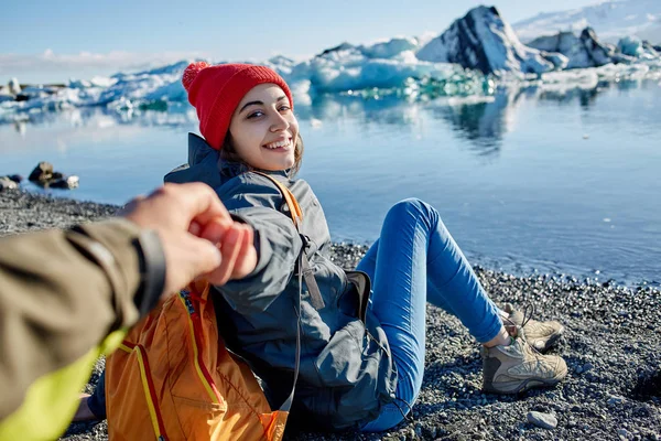 İzlanda'daki buz Lagoon çantada kadınla