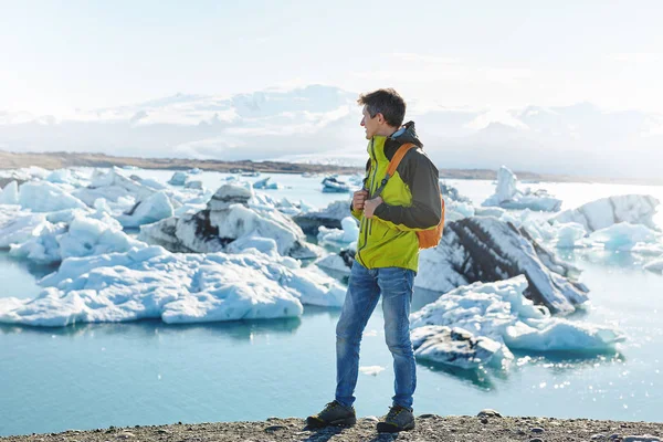 아이슬란드의 얼음 연못에 배낭 남자 — 스톡 사진