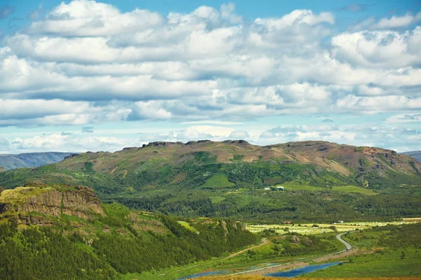 Straße in einer sonnigen Berglandschaft — Stockfoto