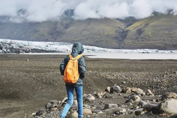 Turista que vai para a lagoa Glacial na Islândia — Fotografia de Stock