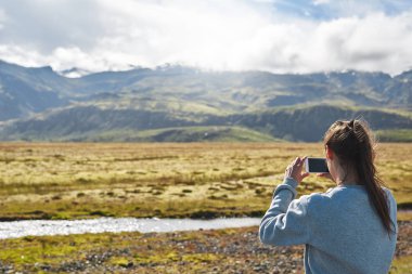 İzlanda'daki telefon anlıyor kadın