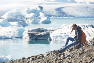 İzlanda'daki buz Lagoon çantada kadınla