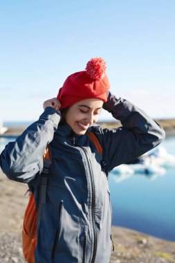 İzlanda'daki buz Lagoon çantada kadınla