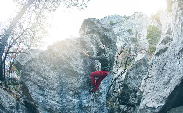 Male Rock Climber Climbs Rocky Wall Winter Bouldering Session — Stock Photo, Image