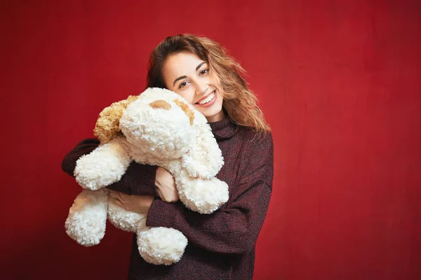 Счастливая красивая женщина с игрушечной собакой — стоковое фото