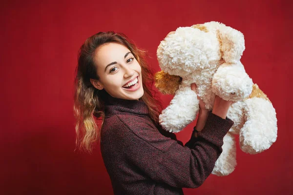 Glad vacker kvinna med en leksak hund — Stockfoto