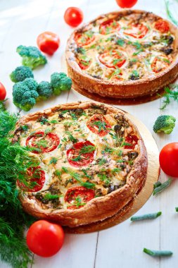 brokoli, yeşil fasulye, domates ve dereotu ile peynir pasta Beyaz ahşap tablo