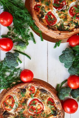 brokoli, yeşil fasulye, domates ve dereotu ile peynir pasta Beyaz ahşap tablo