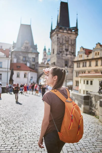 Una turista donna nel centro di Praga — Foto Stock