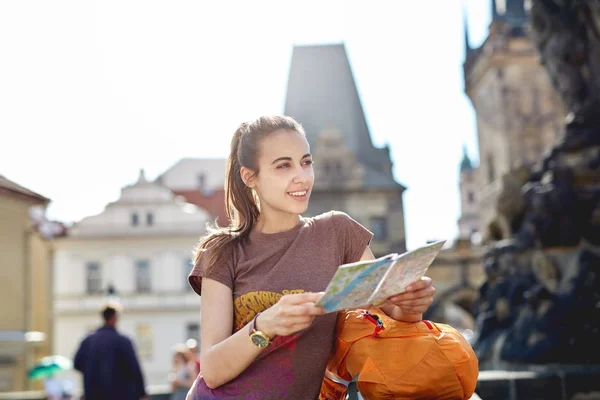 Una mujer turista en el centro de Praga con un mapa en las manos de — Foto de Stock