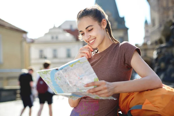 Una mujer turista en el centro de Praga con un mapa en las manos de —  Fotos de Stock