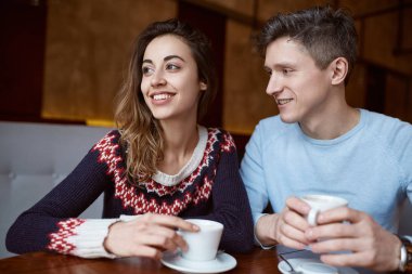 birkaç aşk tarihte bir kafede Sevgililer günü