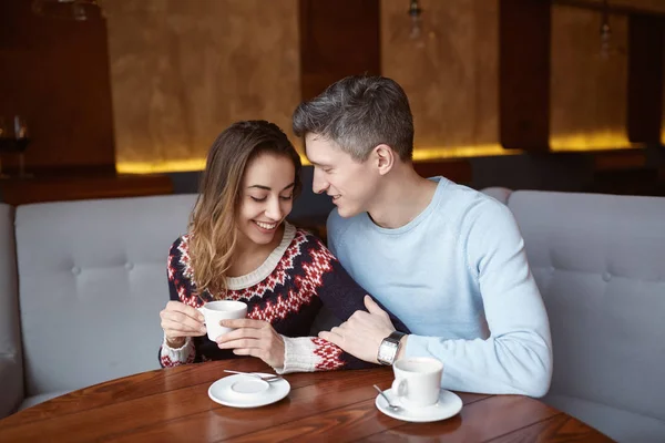 Pareja enamorada en una cita en la cafetería en San Valentín —  Fotos de Stock