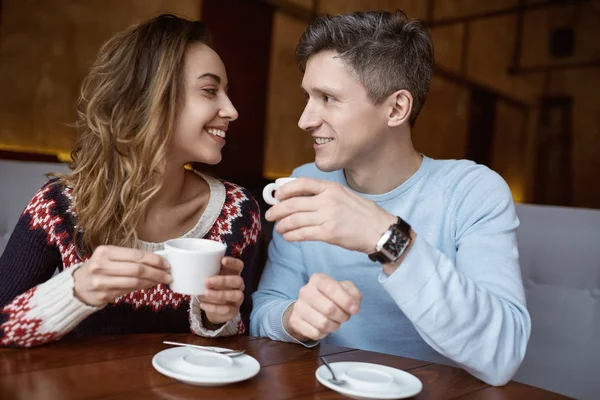 Pareja enamorada en una cita en la cafetería en San Valentín —  Fotos de Stock