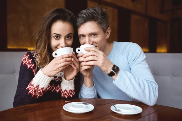 Pareja enamorada en una cita en la cafetería en San Valentín —  Fotos de Stock