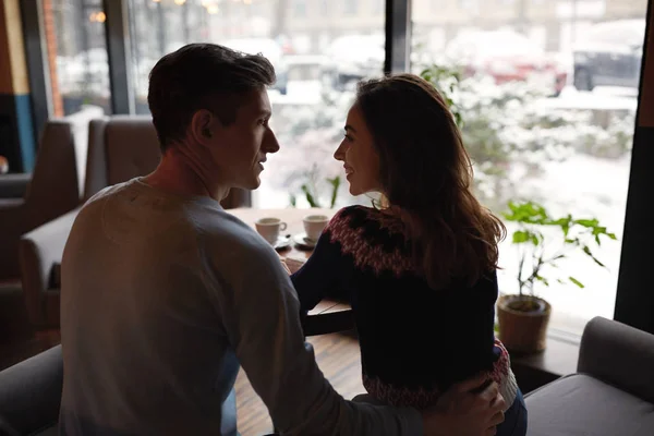 Par i kärlek på en dag i café i alla hjärtans dag — Stockfoto