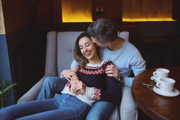 Par i kärlek på en dag i café i alla hjärtans dag — Stockfoto