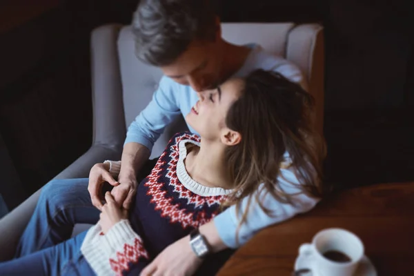 Par i kärlek på en dag i café i alla hjärtans dag — Stockfoto