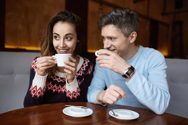 Par i kärlek på en dag i café i alla hjärtans dag — Stockfoto