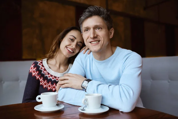 Pareja enamorada en una cita en la cafetería en San Valentín —  Fotos de Stock