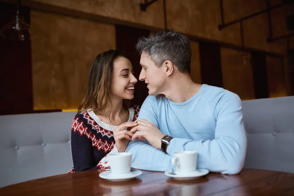 Ζευγάρι στην αγάπη σε μια ημερομηνία στο café στην ημέρα του Αγίου Βαλεντίνου — Φωτογραφία Αρχείου
