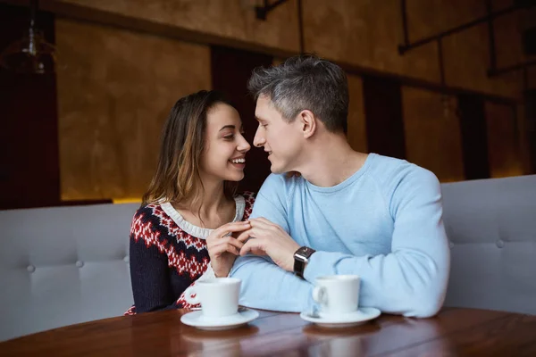 Pasangan yang jatuh cinta saat kencan di kafe di hari Kasih Sayang — Stok Foto