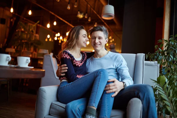 Casal apaixonado em um encontro no café no dia dos namorados — Fotografia de Stock