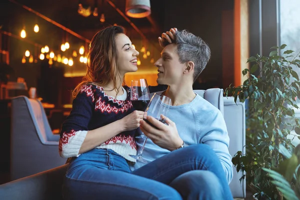 Casal apaixonado em um encontro no café no dia dos namorados — Fotografia de Stock